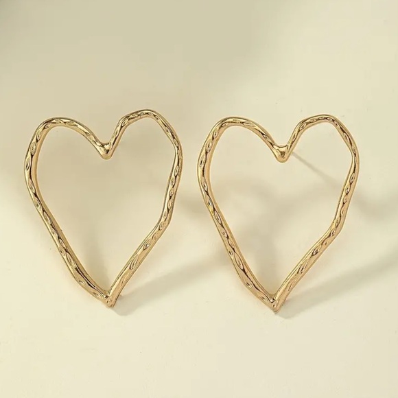 NEW| Women’s Large Hollow Heart Shaped Stud Earrings - Picture 2 of 6